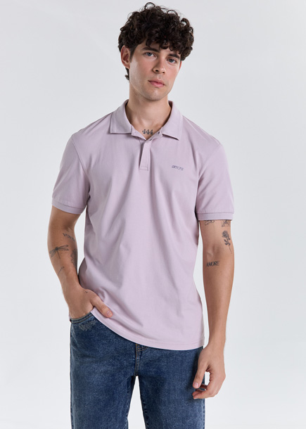 Polo de tela texturizada con bordado para hombre